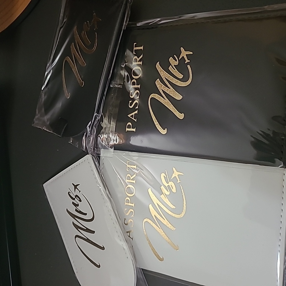 Mr & Mrs Passport Holder & Luggage Tags engraved with MR & Mrs Gift set